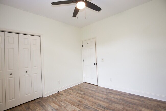 Building Photo - 102 Willow Creek Ln