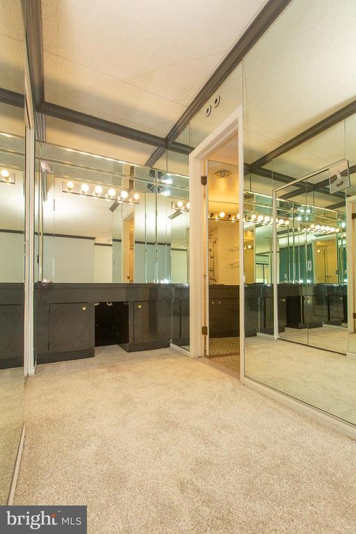 Building Photo - 20930 Valley Forge Cir