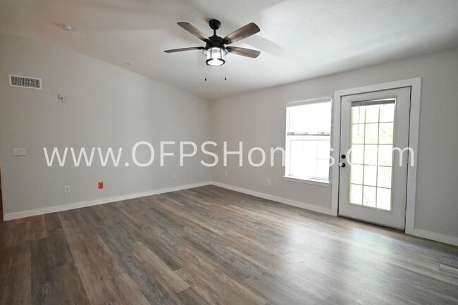 Building Photo - Charming 1-Bedroom Condo in Prime Destin Location