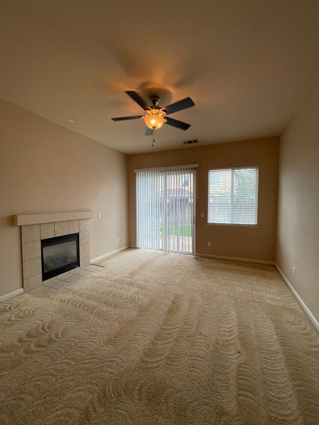 Building Photo - This charming 3/bed 2/bath welcomes you home.