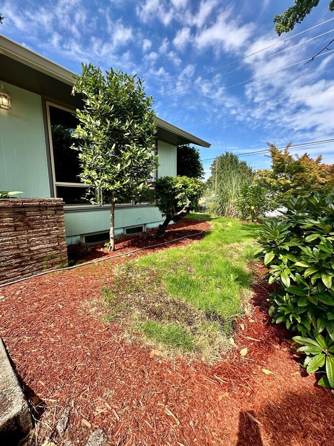 Building Photo - 3-Bedroom, 1.5-Bathroom House in Concordia...