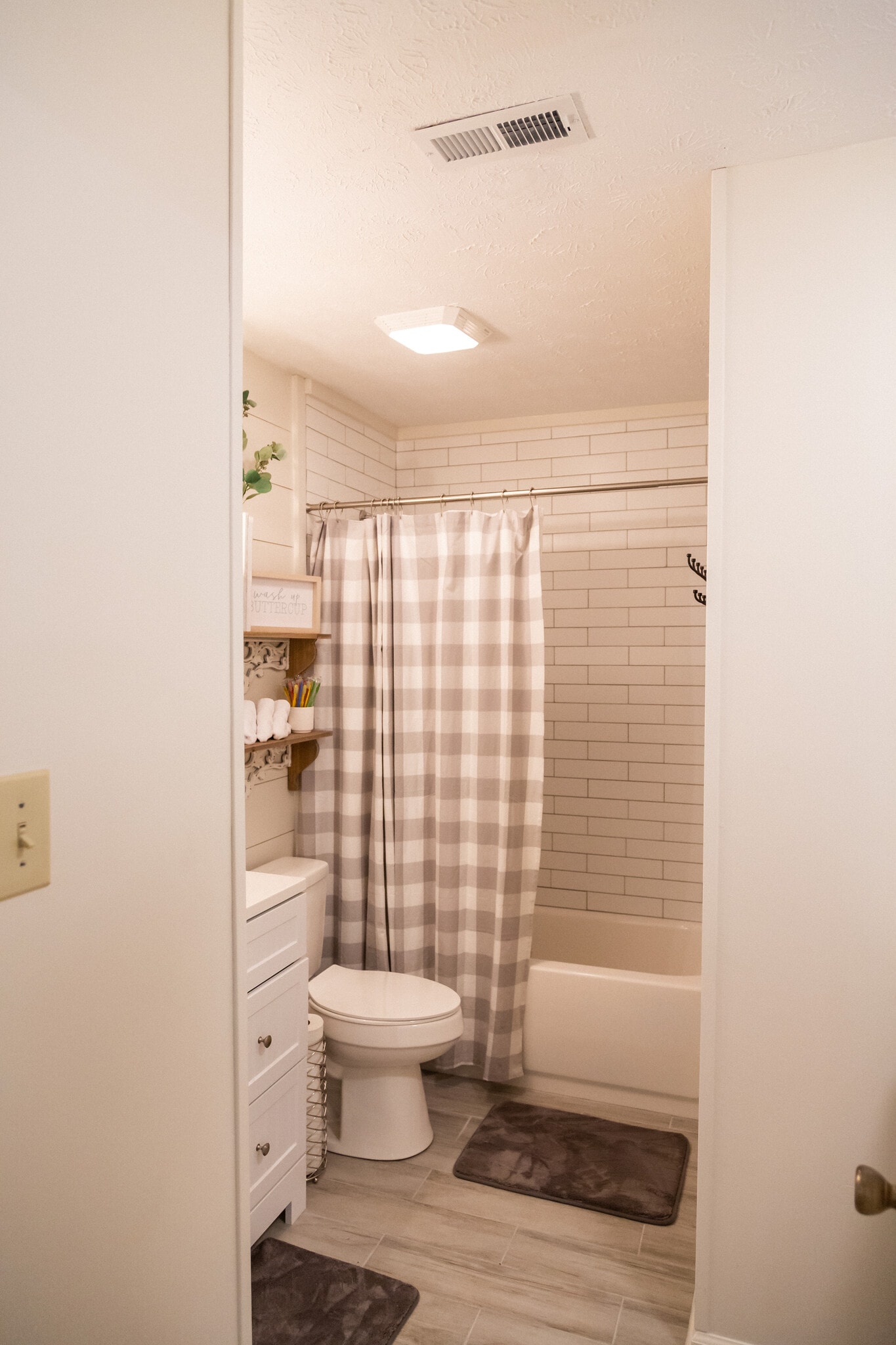 Bathroom - 115 E Glenwood Ave
