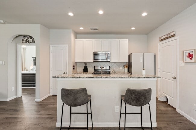 Building Photo - 2221 Raider Dr