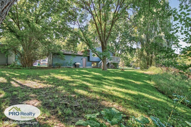 Building Photo - 4 Bedroom Home in Maple Grove