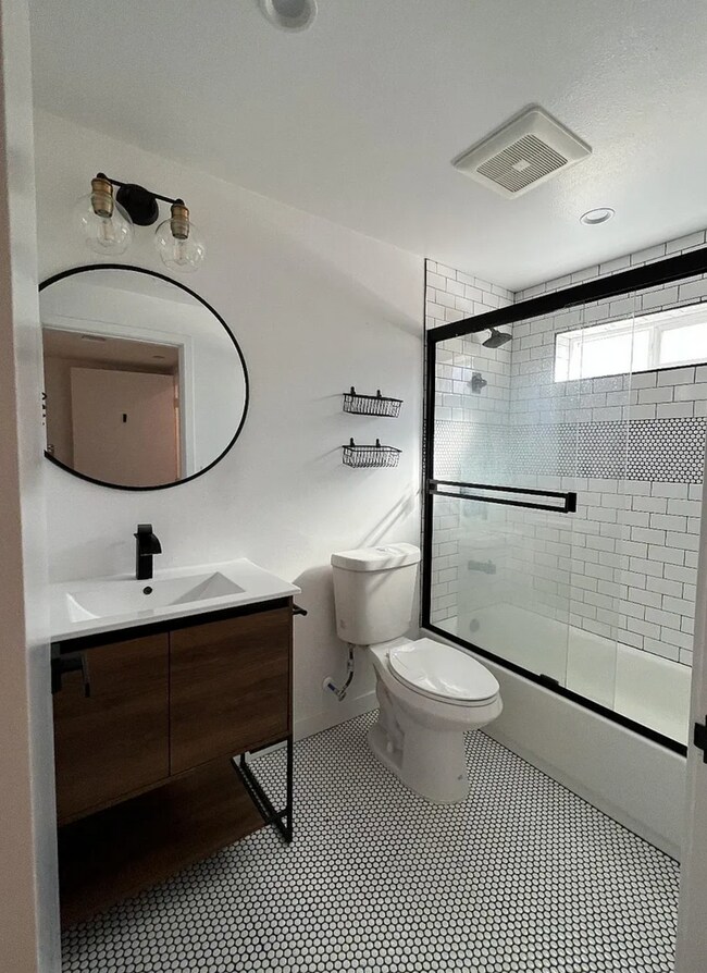 Building Photo - 3-story townhome is optimized for your L.A lifestyle 1st month free!