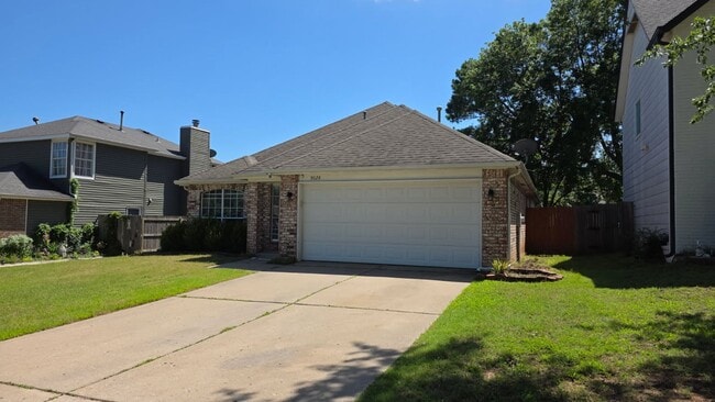 Building Photo - Large 3 bed 2 bath with 2 car garage.