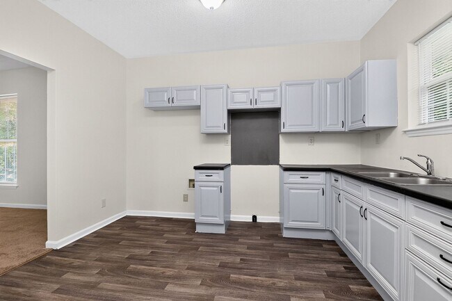 Building Photo - Cozy Three Bedroom Home!