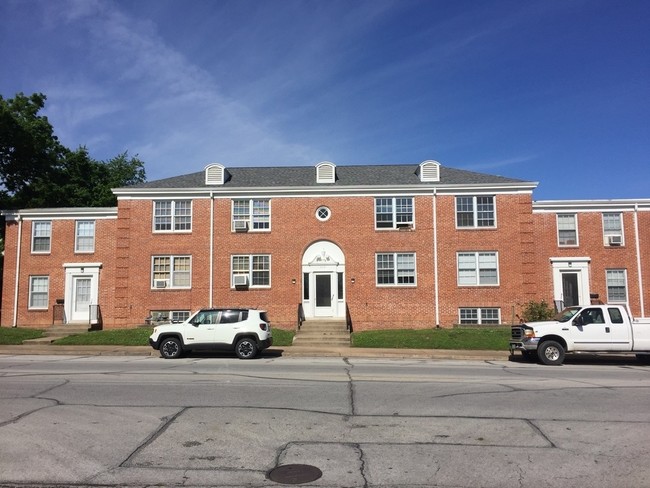 Primary Photo - Colonial Apartments