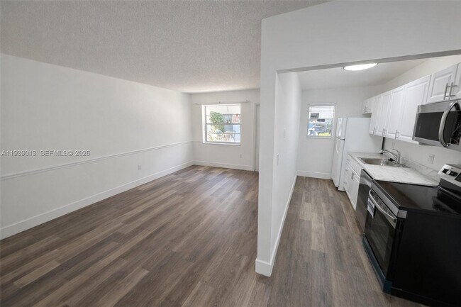 Building Photo - 415 NE 2nd St