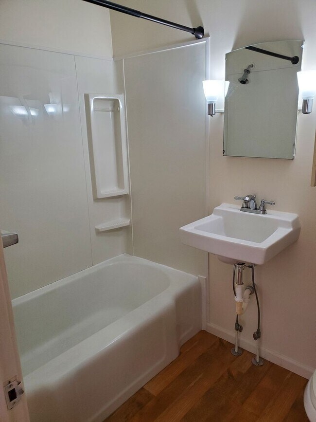 Building Photo - Private loft apartment over barber shop ne...