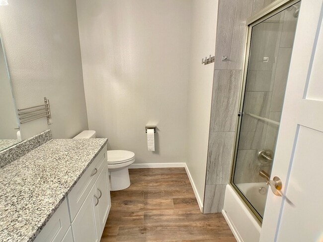 Building Photo - 207 E 4th St