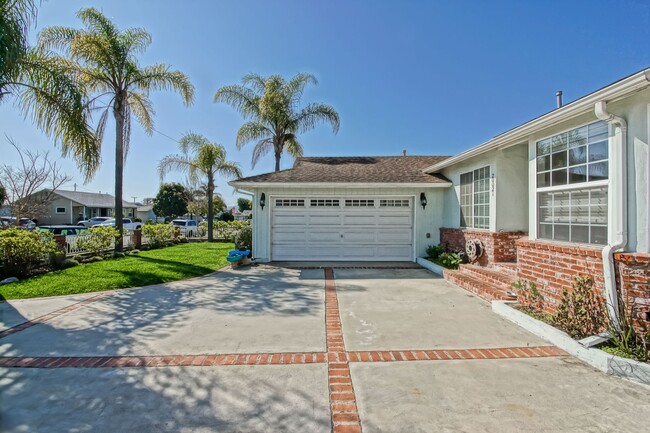 Building Photo - REMODELED, BRIGHT & AIRY, 4BR3BA HOME W/ G...