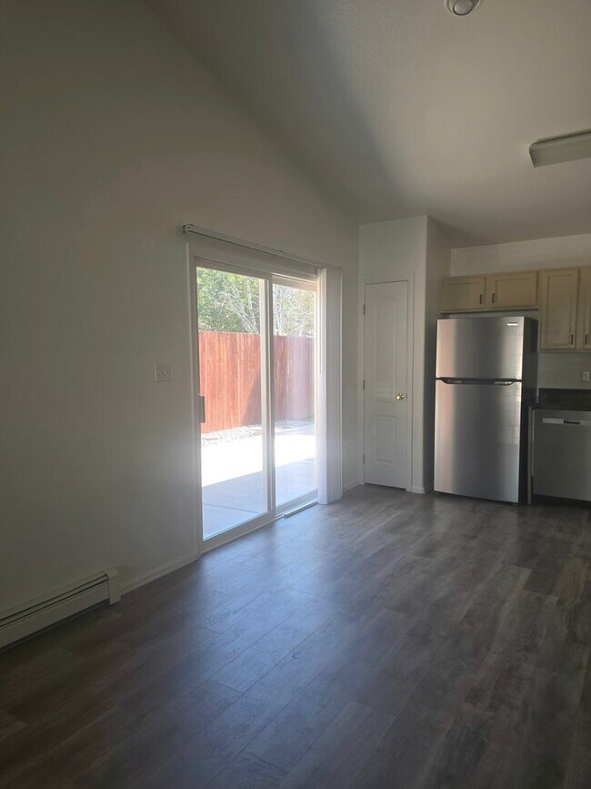 Building Photo - Beautiful townhouse with updated bathrooms. Available now!