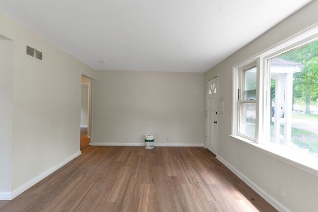 Building Photo - 8135 Bloom Dr