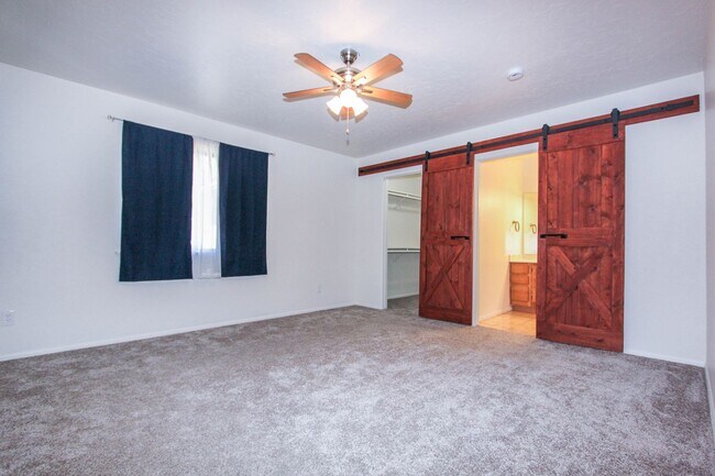 Building Photo - 2850 N Cedar Springs Ln