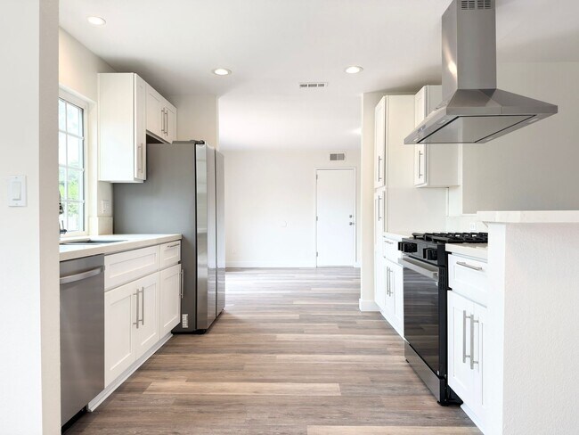 Building Photo - Charming Single Level in Carlsbad!