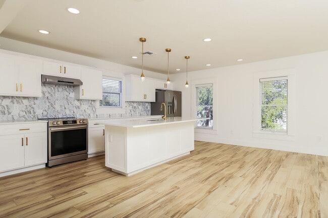 Building Photo - 120 E Magnolia Ave