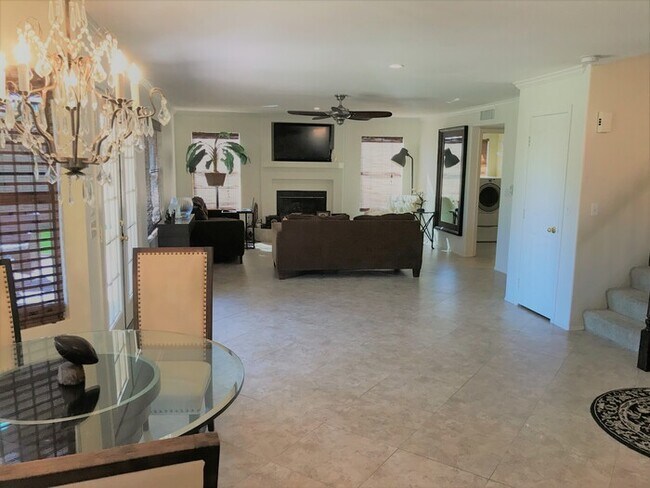 Building Photo - Beautiful 4Bd x 2.5Bath w/ HUGE Backyard &...