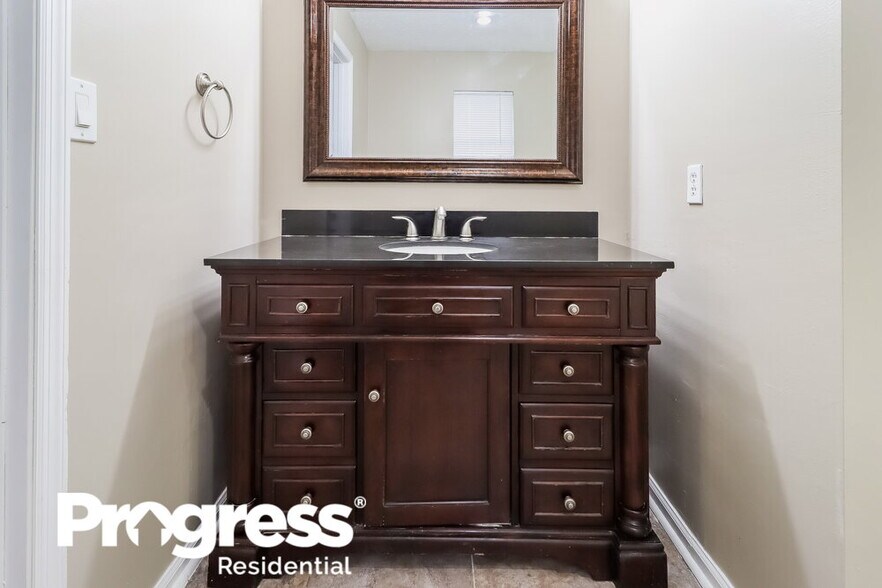 Building Photo - 2613 Laburnum Dr