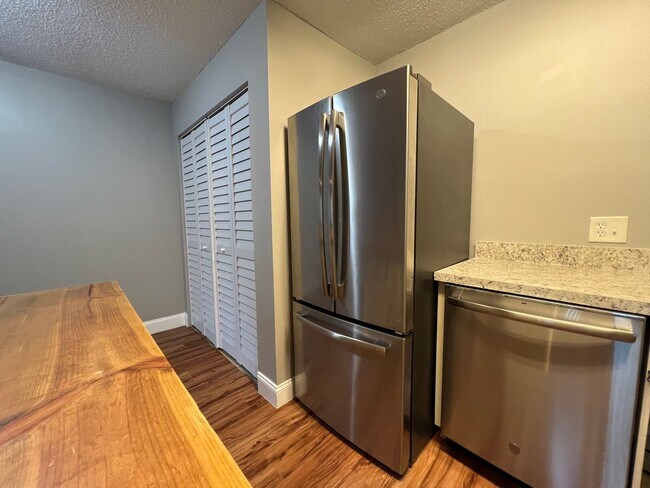 Building Photo - Beautiful 1/1 Condo in Gated Lakefront Com...