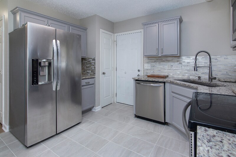 Building Photo - 9811 Sweet Plum Dr