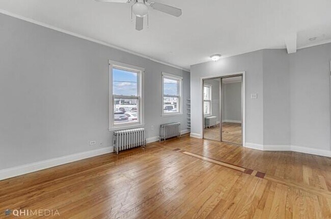 Building Photo - 2419 N Oak Park Ave