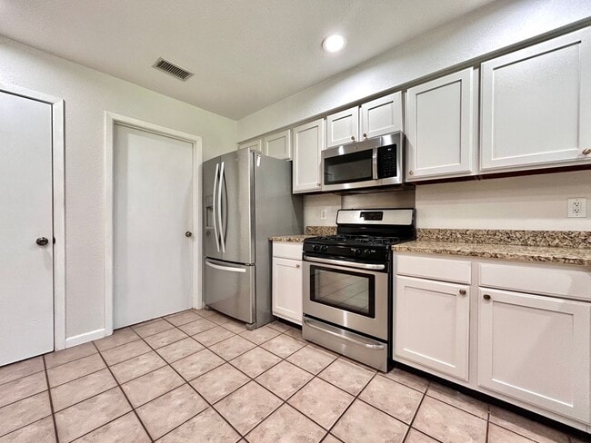 Building Photo - Cozy 3-Bedroom, 2-Bath Home with Covered D...
