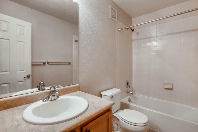 Building Photo - Gorgeous 5 Bed/4 Bath Townhome with Fully ...