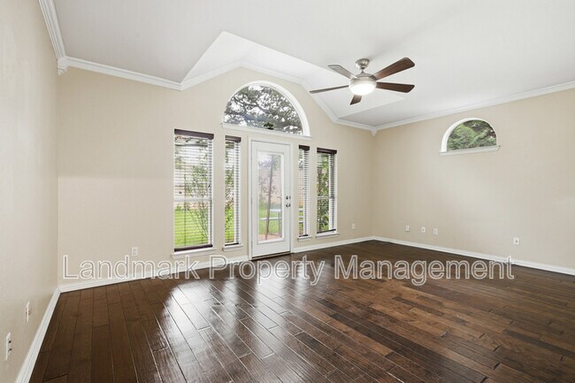 Building Photo - 2115 Lexington Dr