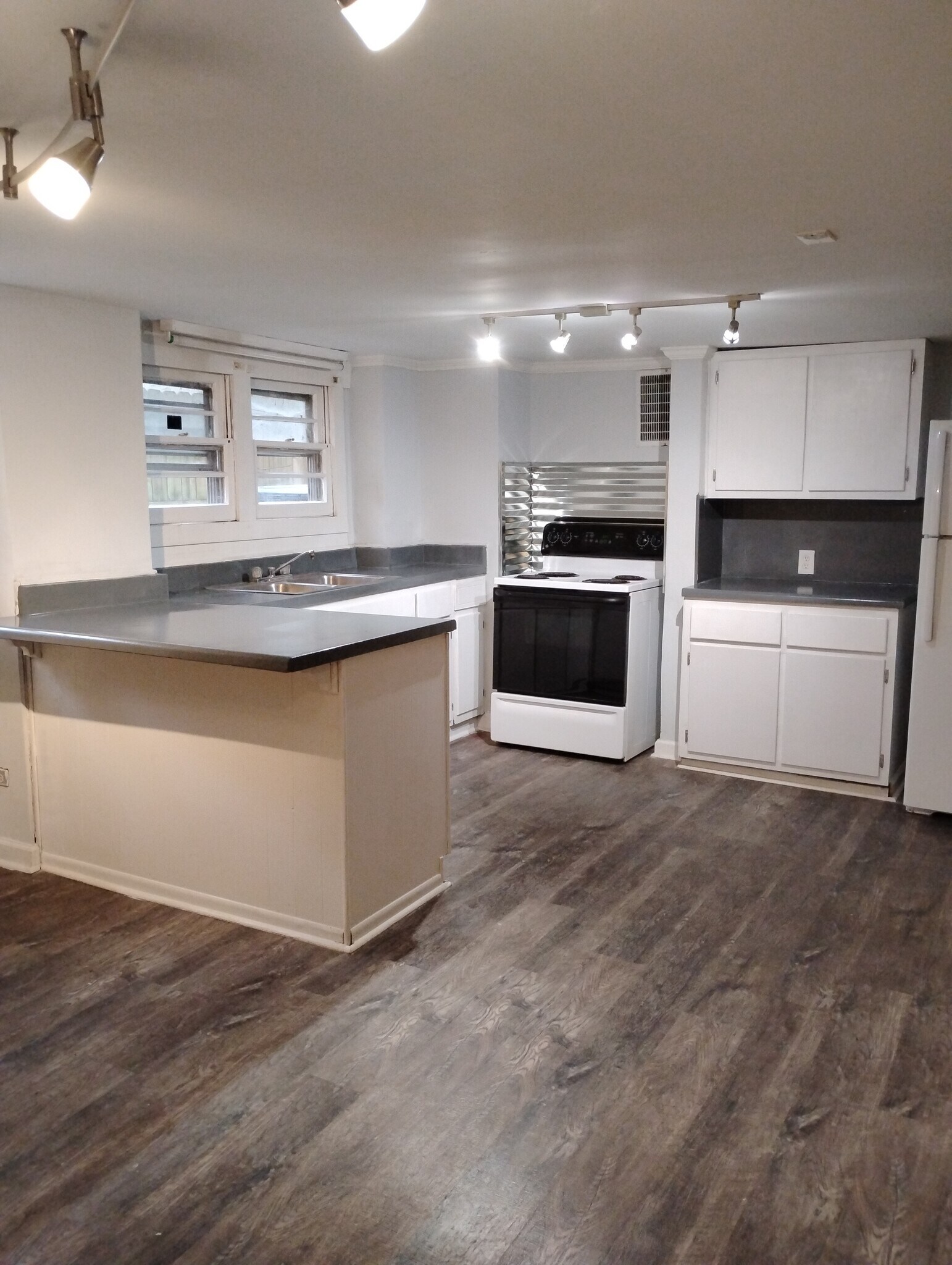 Spacious kitchen - 210 Edward St