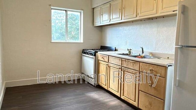 Building Photo - 711 Russellwood Ave