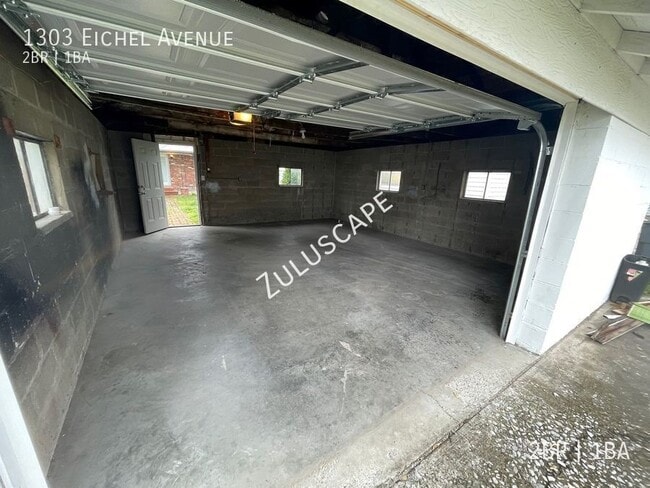 Building Photo - 1303 E Eichel Ave