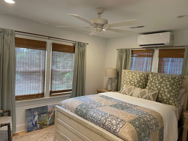 Building Photo - Old Village Cottage - 1.5 Blocks to Pitt Street Bridge