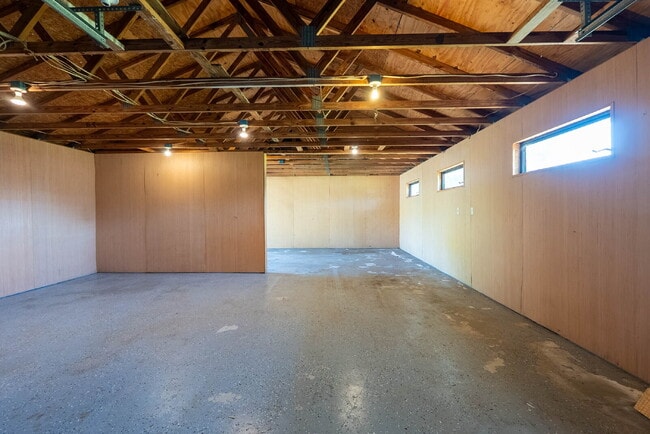 Building Photo - Country-Style Sarasota Living on a Full Acre - Pool Home with Oversized Workshop — Move-In Ready Now