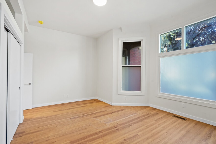 Building Photo - 1387 Oak St