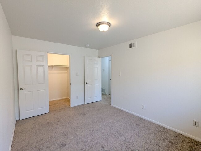Building Photo - Great Single Story Condo!