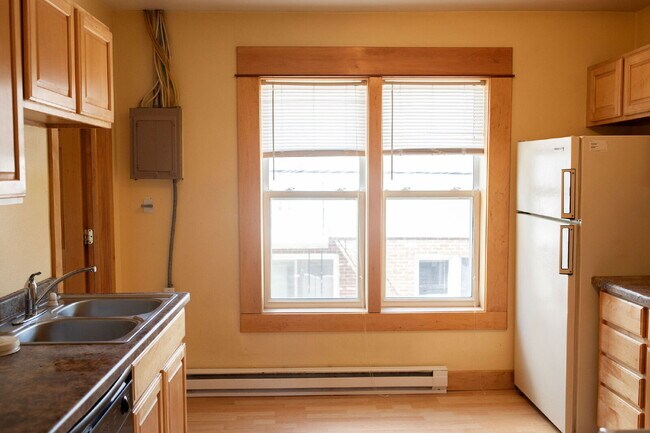 Building Photo - New On Market - 3 Bedroom, 1 Bathroom Duplex