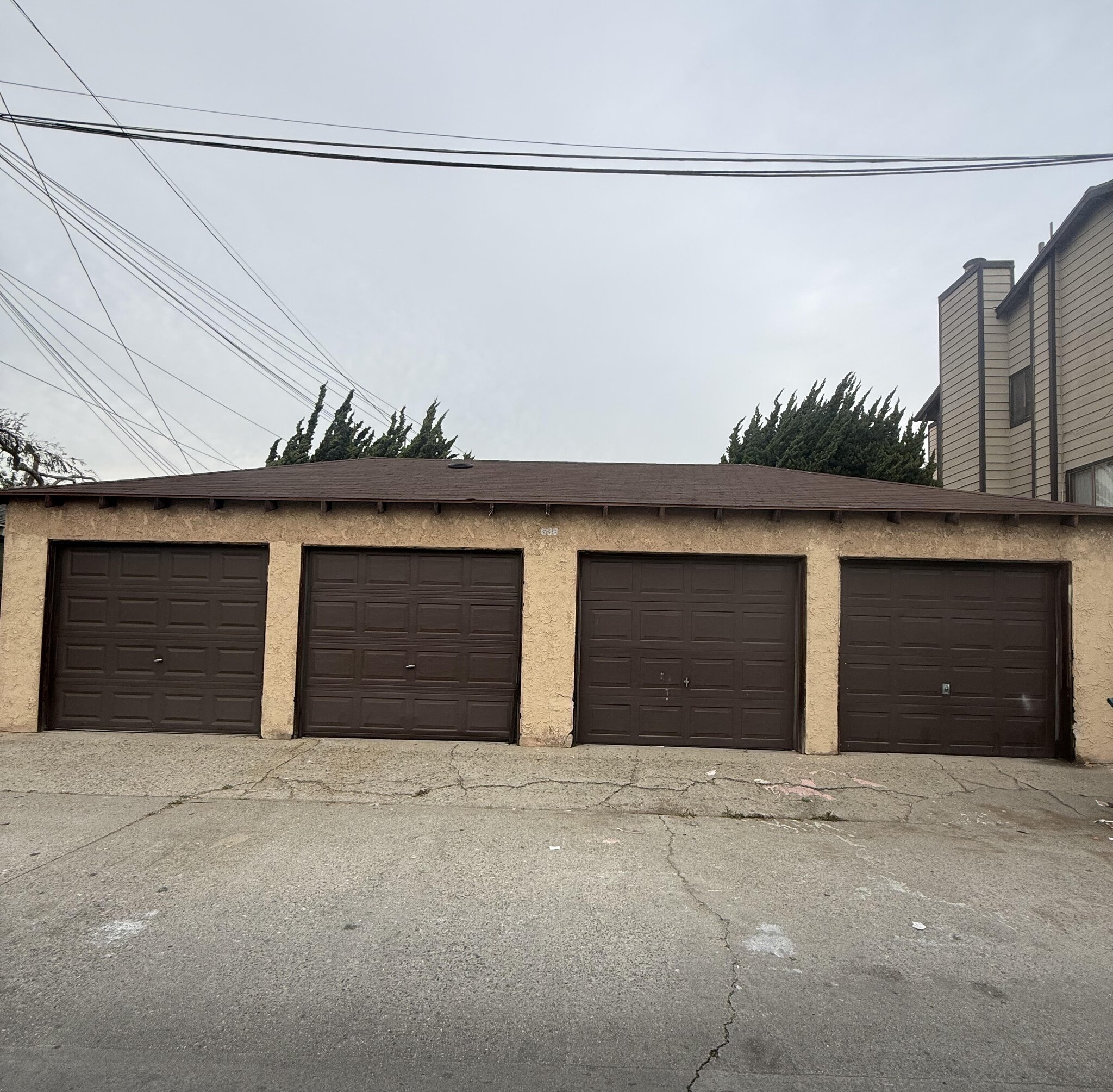 Garaga - 636 W Queen St