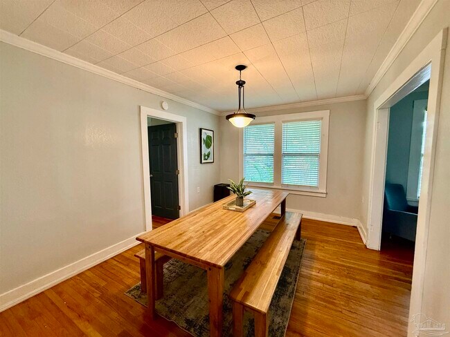 Building Photo - 2624 W De Soto St