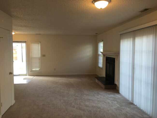 Building Photo - 656 Oleander Cir