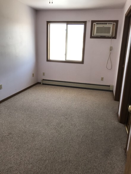 Building Photo - 305 S 1st St