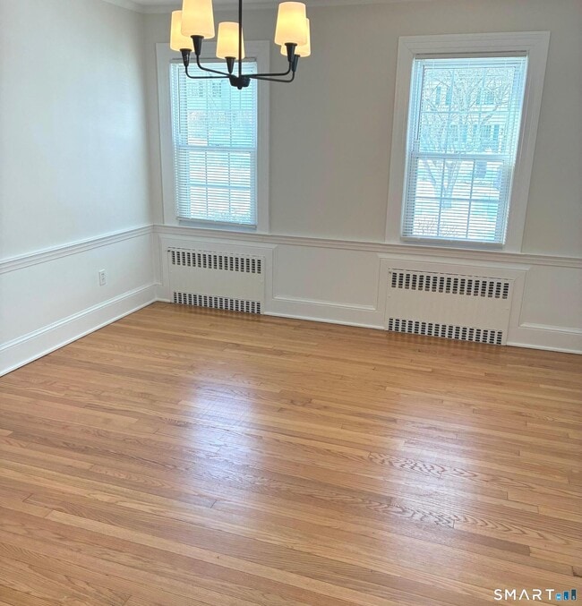 Building Photo - 302 Quaker Ln N