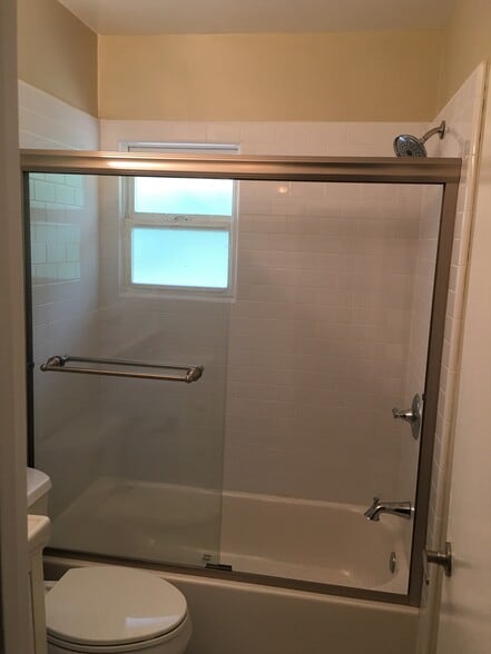 bath #2- tub - 184 E 19th St