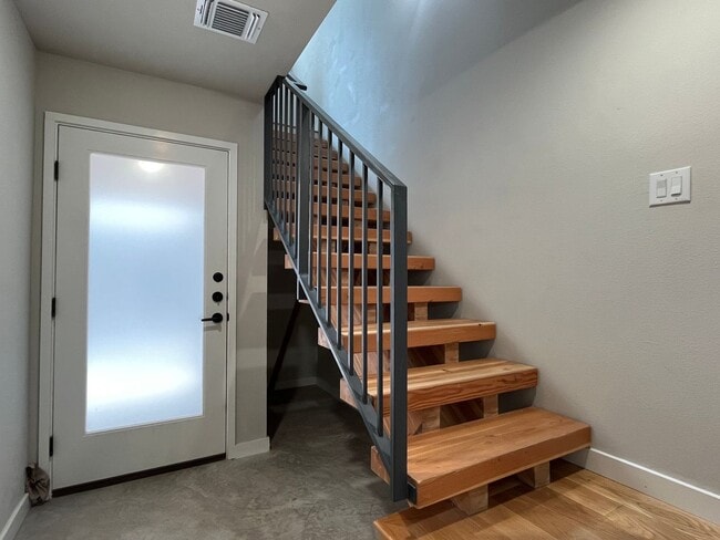 Building Photo - Great Studio Close to Downtown