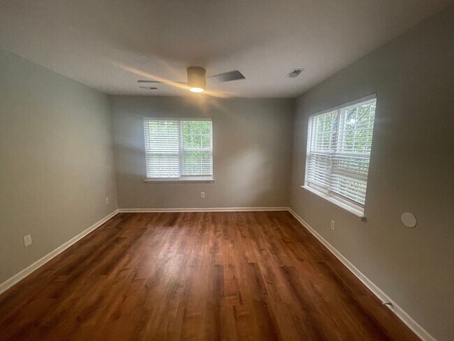 Building Photo - Special $500 Security Deposit, 1/2 off a m...