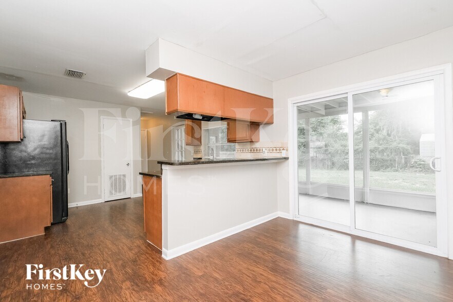Building Photo - 9331 N Forest Hills Dr