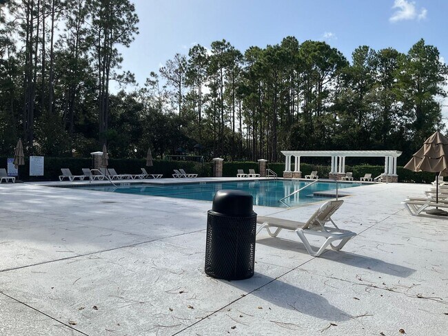 Building Photo - Single family home with 3 bedrooms, 2.5 ba...