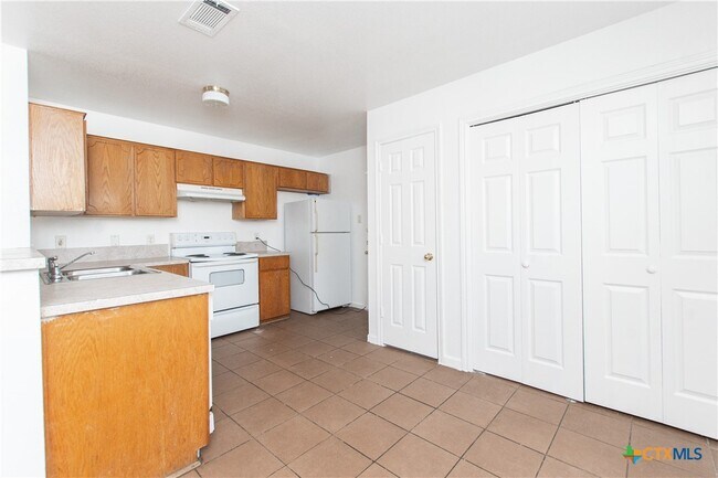 Building Photo - 4207 Primrose Dr