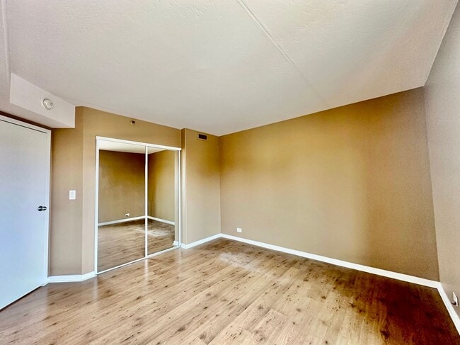 Building Photo - Stunning 2BD/2BA Condo in Downtown! With Parking and Washer/Dryer!