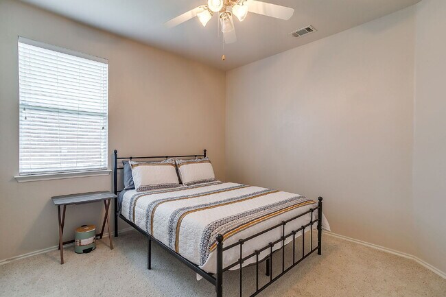 Building Photo - Fully Furnished 3 bed, 2 bath in White Settlement!
